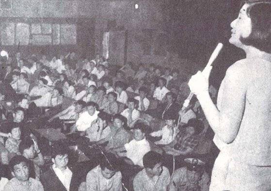 1960년대 후반 음악다방 쎄시봉의 공연 장면. [사진 한국대중가요연구소]