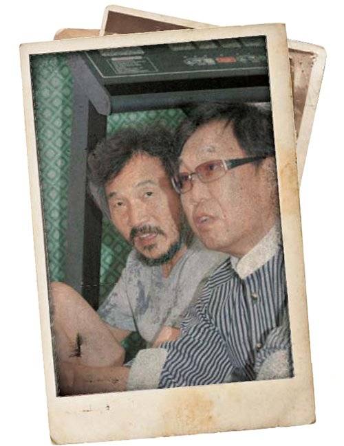 2006년 대권주자였던 손학규씨와 대구의 한 요양원에서 목욕봉사를 함께한 조영남씨. 조씨는 강문고 밴드부 시절 경기고 밴드부였던 손씨와 시가 행진을 함께하며 인연을 맺었다. [중앙포토]