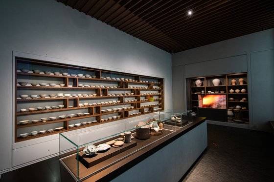 국립중앙박물관 상설전시관 3층 분청사기 백자실 초입에 사기장의 공방을 재현해 관객들이 자기 제작 기법을 엿보게끔 했다. [사진 국립중앙박물관]