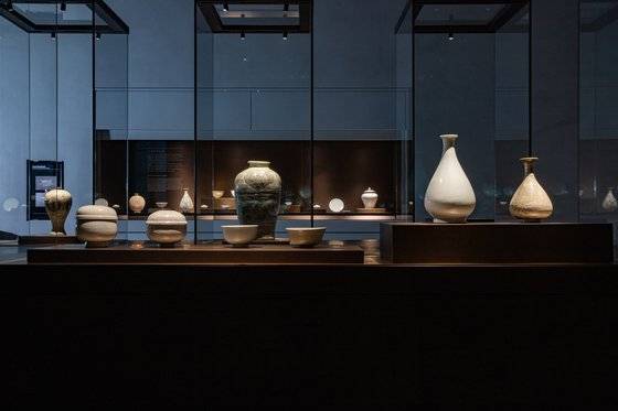 국립중앙박물관이 최근 개편해 선보인 상설전시관 3층 분청사기 백자실의 모습. [사진 국립중앙박물관]