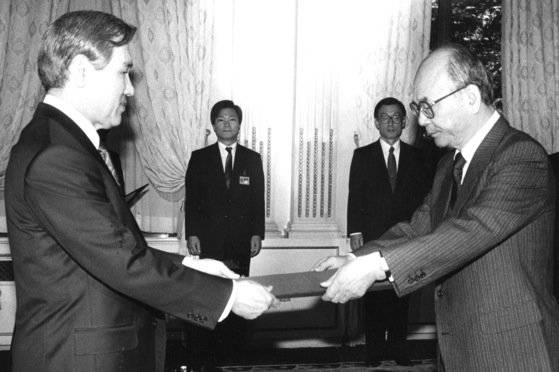 노태우 대통령이 1991년 4월 26일 오전 청와대에서 권이혁 환경처 장관에게 임명장을 수여했다. 당시 노 대통령은 페놀 오염 사고 후 문책 인사로 환경처 장차관을 동시에 경질했다. 중앙포토