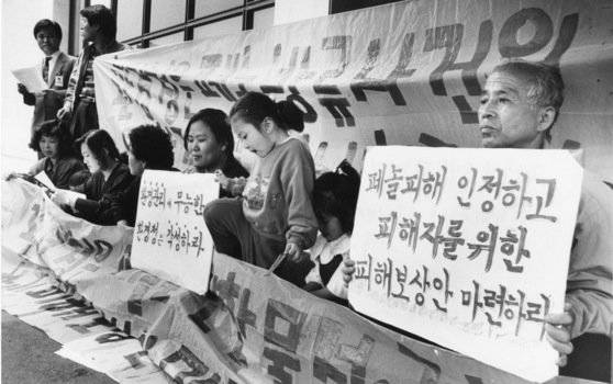 1992년 5월 12일 대구시 페놀피해임산부모임 대표자 15명이 환경처에서 피해보상을 요구하며 농성을 벌이고 있다. 중앙포토