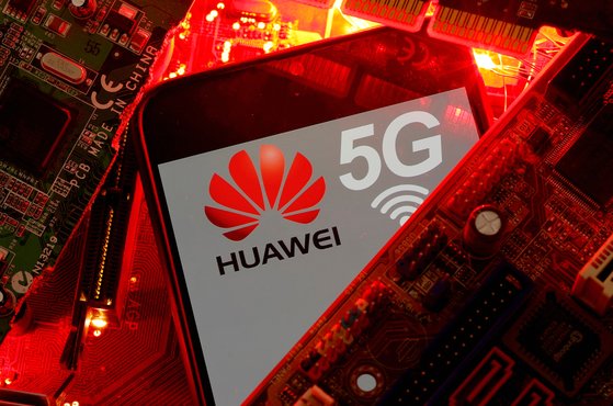 미국의 수출 규제를 받는 중국 통신업체 화웨이의 스마트폰. [로이터]
