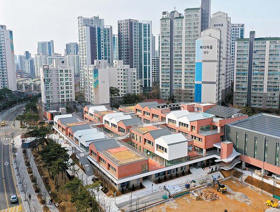 지난 2일 개교한 서울 영등포구 신길중학교는 ‘집보다 더 집 같은 학교’를 목표로 지었다. 장진영 기자, [사진 진효숙 작가]