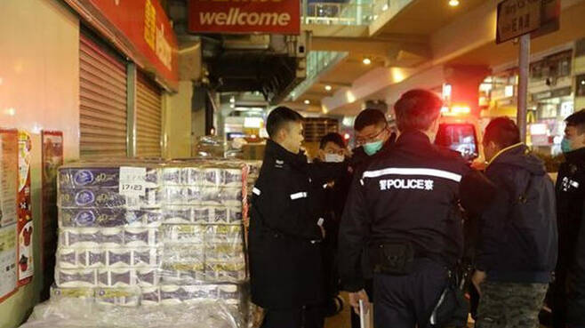 홍콩 경찰이 수사에 나선 모습. 슈퍼마켓 앞에 화장지가 쌓여있다. (출처=바이두)