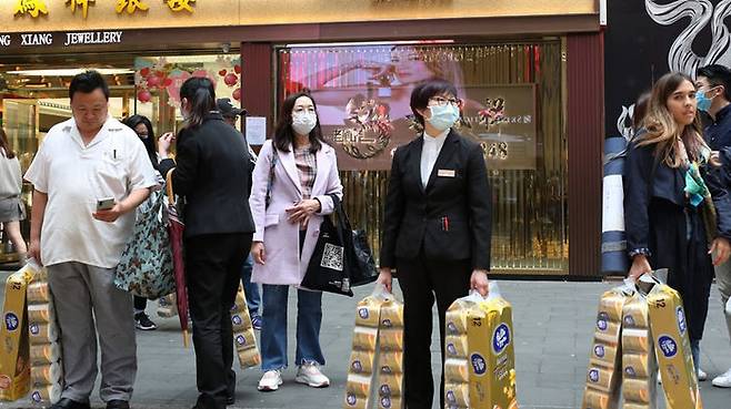 지난해 2월 홍콩 시민들이 화장지를 사가는 모습 (출처=사우스차이나모닝포스트)