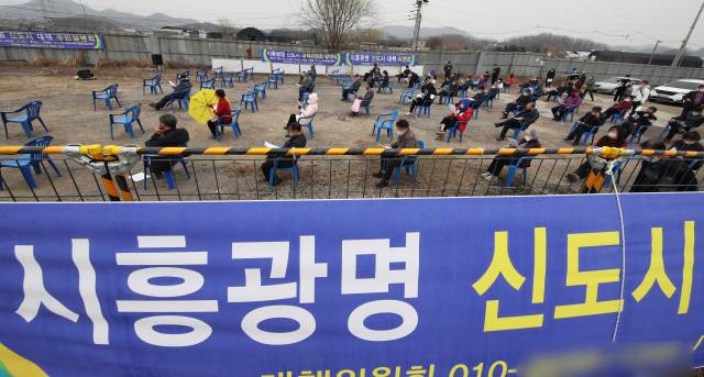 12일 경기도 시흥시 과림동 하수종말처리장 부지에서 열린 '시흥·광명 신도시 대책위원회 발대식'에서 참석자들이 설명을 듣고 있다. /연합뉴스