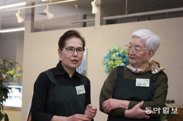 ‘혼밥’하는 독거세대를 불러내기 위한 식당을 운영하는 스즈키씨(왼쪽)와 니시타이씨. 이웃을 위해 일하는 사람 특유의 생기가 넘쳤다. 서영아 기자