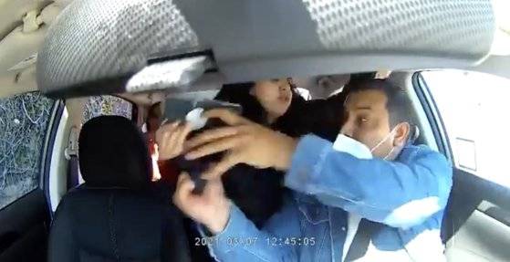 7일 미 샌프란시스코에서 숩하카 카드카가 운전하는 우버 차량에 탄 아나 키미아이(오른쪽 뒷줄)가 마스크를 써달라는 요청에 기침을 하는 등 난동을 피우고 있다. [사진 디온 림 트위터 영상 캡처]