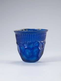유리잔, 신라 6세기, 높이 7.4cm, 경주 천마총, 보물 제620호. [사진 국립경주박물관]