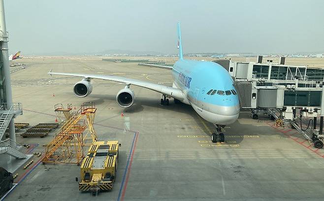 13일 인천국제공항 제1여객터미널(T1) 비행기 계류장에 대한항공 A380 기종이 승객 탑승 준비를 하고 있다. [사진= 신미진 기자]