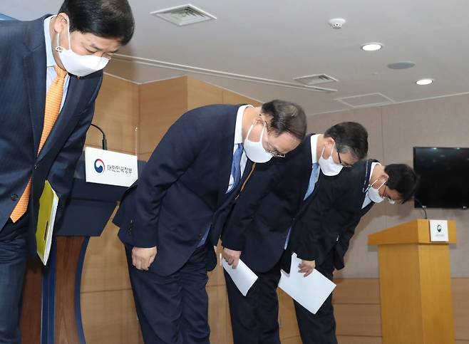 홍남기 경제부총리 겸 기획재정부 장관(왼쪽에서 두 번째)이 관계부처와 함께 7일 오전 서울 종로구 정부서울청사에서 열린 '부동산 관련 국민께 드리는 말씀' 발표에 앞서 사과를 하고있다. /사진제공=뉴스1