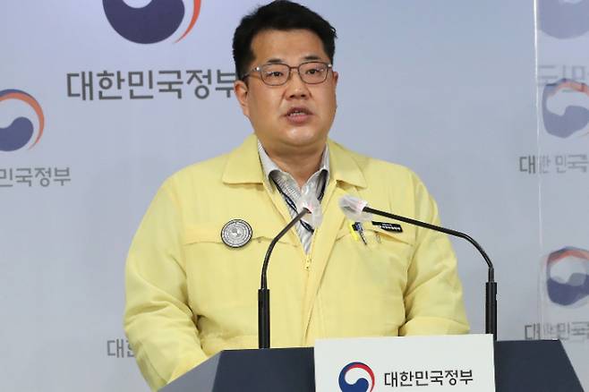 손영래 중앙사고수습본부 전략기획반장(보건복지부 대변인)이 28일 정부서울청사에서 코로나19 중대본 결과 브리핑을 하고 있다. 연합뉴스