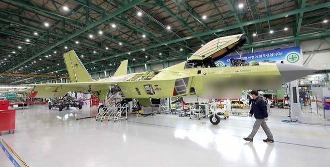 지난달 24일 경남 사천시 한국항공우주산업(KAI)에서 열린 ‘항공분야 국가정책사업 미디어 데이’에서 한국형 전투기 (KF-X)가 공개됐다. 국방일보 제공