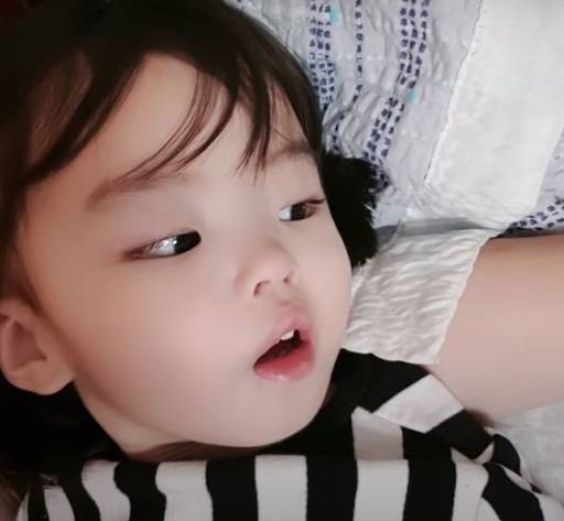 13일 유튜브에 공개된 경북 구미 빌라에서 숨진 세살배기 여아의 생전 모습. MBC 실화탐사대 유튜브 영상 캡처