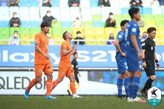 ▲ 수원 삼성을 상대로 골을 넣은 강원FC의 실라지 ⓒ한국프로축구연맹