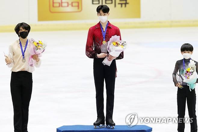 시상대에 오른 이시형 차준환 이재근 (의정부=연합뉴스) 김병만 기자 = 14일 의정부 실내빙상장에서 열린 KB금융 전국남녀 피겨스케이팅 회장배 랭킹 대회에서 우승한 이시형(가운데), 2위 차준환(왼쪽), 3위 이재근이 시상대에서 포즈를 취하고 있다.      2021.3.14 kimb01@yna.co.kr