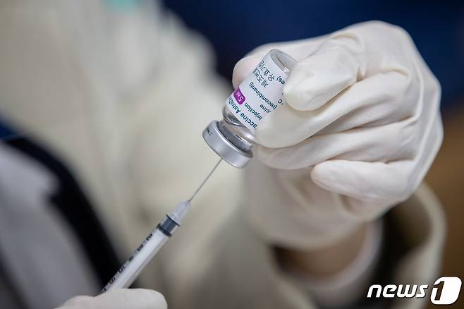 11일 서울 중랑구 보건소에서 한 직원이 신종 코로나바이러스 감염증(코로나19) 아스트라제네카(AZ) 백신 접종을 준비하고 있다. 2021.3.11/뉴스1 © News1 유승관 기자