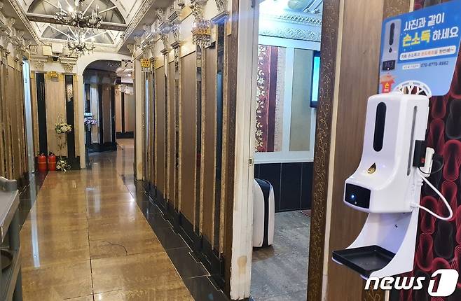 15일 오후 7시30분 부산진구 서면 유흥주점 안에 발열체크기가 설치돼 있다.2021.3.15/© 뉴스1 노경민 기자