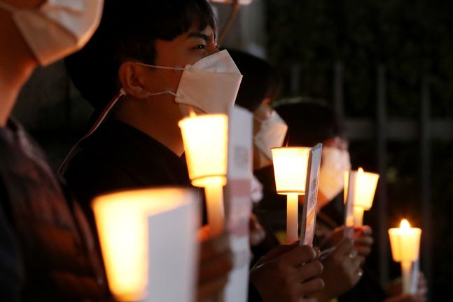 LH 투기 의혹을 규탄하는 촛불집회를 개최한 청년들ⓒ뉴시스