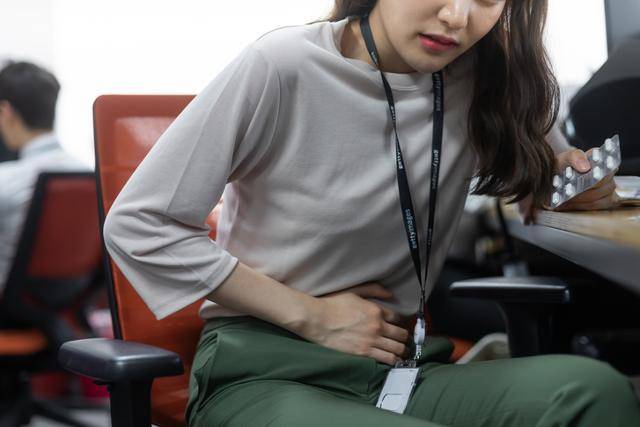 속 쓰림과 더부룩함을 방치하다간 복막염 등 치명적인 합병증에 노출될 위험이 높아진다. 게티이미지뱅크