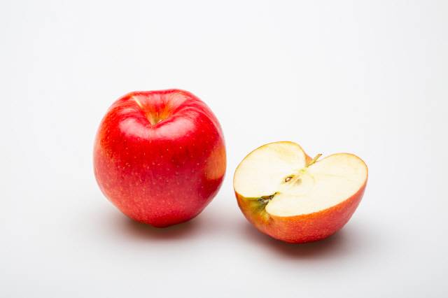 사과 같은 과일은 당분이 많고 산도가 높아 먹은 뒤 양치를 제대로 하지 않으면 충치와 치아 부식 위험이 커진다./사진=클립아트코리아