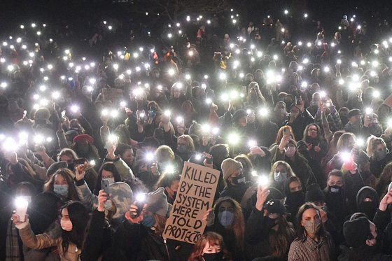 13일(현지시간) 영국 수백명의 여성들이 런던 클래팜 커먼의 밴드 스탠드에 모여 납치, 살해 당한 30대 여성 사라 에버라드를 추모했다. 집회 참석자들은 에버라드가 실종 전 마지막으로 목격된 시간인 밤 9시30분에 핸드폰 불빛을 밝혔다. [AFP=연합뉴스]