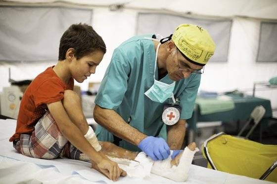 시리아 동북부 알하사카 주의 알홀 난민촌에서 국제적십자위원회(ICRC) 소속 외과의사가 뼈를 다친 시리아 난민 어린이를 치료하고 있다. 시리아 국내에서 집을 잃은 실향민을 수용하는 이 난민촌에는 현재 7만 4000명이 살고 있으며 90% 이상이 어린이와 여성이다. 어린이가 3분의 2를 차지한다. 모자 보건과 외과 수술, 정신 건강과 재활 의학적 치료에 대한 수요가 많다. 무기에 의해 부상한 사람이 많지만 이들을 치료한 인력과 장비, 의약품이 부족한 실정이다. 사진=ICRC