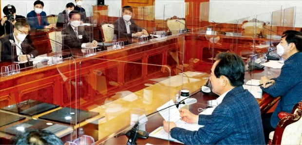 정세균 국무총리(오른쪽 두 번째)가 14일 정부서울청사에서 LH 후속조치 관계장관회의를 주재하고 있다.  김범준 기자 bjk07@hankyung.com