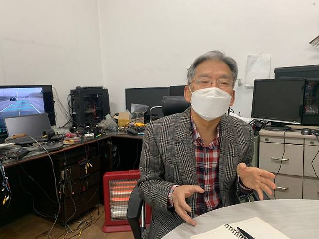 12일 오전9시 경기도 용인시 사무실에서 한민홍 첨단차 대표(전 고려대 산업공학과 교수)가 기자의 질문에 답하고 있다/사진=이강준 기자