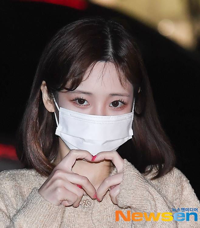 Girl group Lovelyz Yoo Ji-ae poses as she enters SBS Mokdong office building in Yangcheon-gu, Seoul for the recording schedule of SBS Power FM Bae Sung-jaes Ten on the afternoon of March 15.
