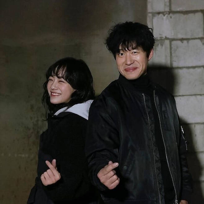Kim Se-jeong reveals nostalgia for Yoo Jun-sangKim Se-jeong tagged Yoo Jun-sangs account on his 15th day with an article on his Instagram that read: I want to see Mr. Sonbai (senior).Inside the picture is Kim Se-jeong and Yoo Jun-sang, who fly hand hearts with their backs to back.A smile and a cheerful atmosphere that make me feel better just by looking at it catch my eye.The two men recently met with Dohana and Kamotak in the drama Wonderful Rumors, which ended with the highest OCN ratings.Meanwhile, The Wonderful Rumor was confirmed for Season 2.Photo = Kim Se-jeong Instagram