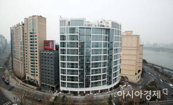 15일 전국에서 가장 비싼 아파트로 집계된 서울 강남구 '더펜트하우스청담' 전경. 이날 국토교통부에 따르면 더펜트하우스청담(407.71㎡)은 올해 공시가격이 163억2천만원으로 평가돼 전국 공동주택 중 가장 비싼 주택으로 등극했다. 평당가로 계산하면 1억3천200만원이다./김현민 기자 kimhyun81@