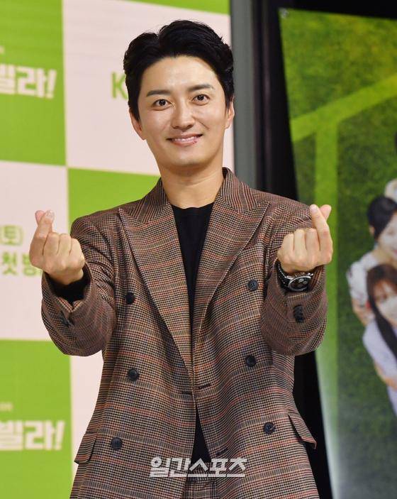 배우 인교진이 16일 오후 온라인 생중계로 진행된 KBS 2TV 새 주말극 '오! 삼광빌라!' 제작발표회에 참석해 포토타임을 갖고 있다. ‘오! 삼광빌라!’(연출 홍석구)는 다양한 사연을 안고 삼광빌라에 모여들었으나, 이곳 터줏대감 순정의 ‘집밥’ 냄새에 눌러 앉게 된 사람들이 서로에게 정들어 가는 과정을 그린 왁자지껄 신개념 가족 드라마로 이장우, 진기주, 전인화, 정보석, 황신혜, 김선영, 인교진, 한보름 등이 열연한다. 19일 첫 방송. 〈사진=KBS 제공〉 김진경 기자 kim.jinkyung@jtbc.co.kr/2020.09.16/