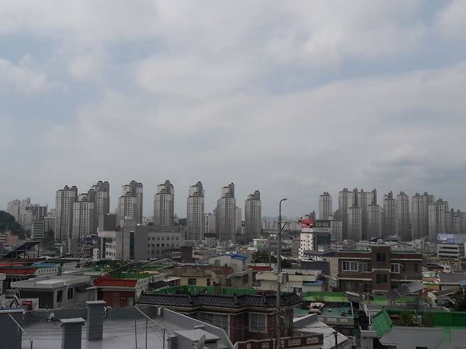 2월 광주지역 주택 매매시장 소비심리지수는 전월보다 낮아지며 3개월 연속 하락했으나, 가격 상승 기대는 여전했다.광주광역시 서구 전경/사진=머니S DB.