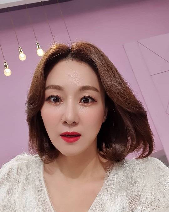 A complete edition of her Kim Ji Hye announced the busy daily life.On the 16th, Gag Woman Kim Ji Hye posted a picture on his instagram with an article entitled I am busy today.Kim Ji Hye in the photo boasted a beautiful beauty like Beauty Gag Woman with a single hair and hot pink lipstick that made use of a wave in a white blouse.The netizens who saw this showed various reactions such as My sister is so beautiful, Sister is really good! And Sister has eaten well.Kim Ji Hye has a reputation for A complete edition of her, playing in Home Shooting; married to comedian Park Joon-hyung, and has two daughters.PhotoKim Ji Hye SNSc & star. mk. co