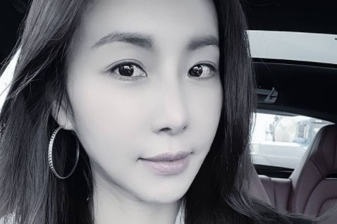 Actor Han Eun-jung has revealed his alluring current situation.Han Eun-jung posted a picture on his Instagram on the 16th with an article entitled Please work hard today ~ Soo Fighting!Han Eun-jung in a black and white photo poses in the car.Han Eun-jung, who is staring at the camera, boasts a doll beauty with a long straight hair and a neat and neat atmosphere.The netizens responded that they were clean, still beautiful, eyes are bright.Meanwhile, Han Eun-jung met with fans last year through JTBC drama Elegant Friends.