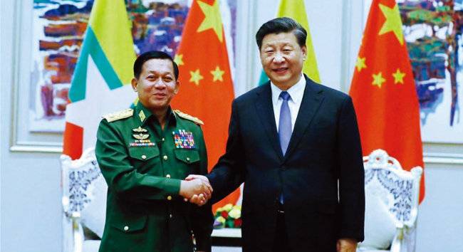 시진핑 중국 국가주석(오른쪽)이 지난해 1월 민 아웅 흘라잉 미얀마군 총사령관과 만나 악수하고 있다. [China Daily 홈페이지 캡처]