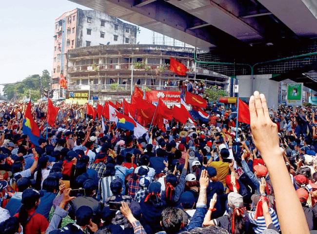 미얀마 제1도시 양곤 시민들이 군부 쿠데타 반대 시위를 하고 있다. [VOA 홈페이지 캡처]