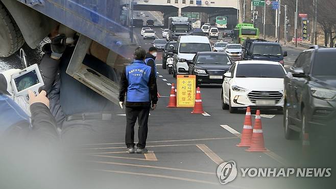 '뿌연 하늘'…미세먼지에 노후차 배출가스 단속 (CG) [연합뉴스TV 제공]