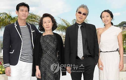 영화 '하녀'로 칸영화제에 진출한 임상수 감독과 배우 윤여정 [EPA=연합뉴스]