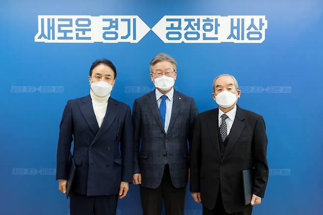 DMZ 평화예술제 조직위원장·집행위원장 위촉 (수원=연합뉴스) 16일 오후 이재명 경기지사(가운데)가 '2021 Let's DMZ 평화예술제' 조직위원장에 임동원 전 통일부 장관(오른쪽), 집행위원장에 김명곤 전 문화부 장관(왼쪽)을 각각 위촉한 뒤 기념사진을 찍고 있다. 2021.3.16 [경기도 제공. 재판매 및 DB 금지]