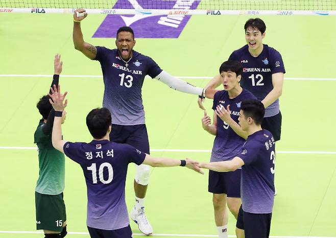 17일 수원실내체육관에서 열린 프로배구 V리그 남자부 한국전력 빅스톰과 대한항공 점보스의 경기. 득점에 성공한 대한항공 선수들이 기뻐하고 있다. 사진=연합뉴스