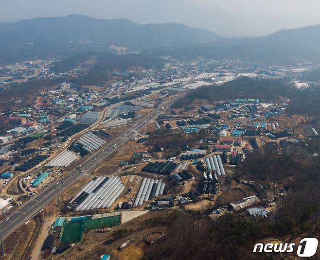 경기 고양창릉공공주택지구. 한국토지주택공사(LH) 직원들의 신도시 토지 투기 의혹으로 정부 주택공급 우려가 커지는 가운데 3기 신도시 지역 전반에 걸쳐 토지 거래량이 정부 발표 직전 크게 증가해 사전 유출 가능성이 제기된다. 2021.3.10/뉴스1 © News1 안은나 기자