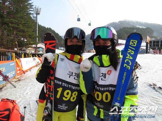 '국대 출신 에이스의 새로운 도전' 제36회 전국스키기술선수권 3위 이현지(왼쪽)와 12위 고운소리가 대회 직후 레벨3 티칭테스트를 마치고 파이팅 포즈를 취했다.