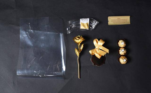 길쭉한 꽃다발 모양의 ④번 제품에서 내용물은 사진 오른쪽에 위치한 초콜릿 3알뿐이다. 대부분이 포장 쓰레기이지만 꽃 모양이라는 이유로 규제를 피할 가능성이 높다. 홍인기 기자