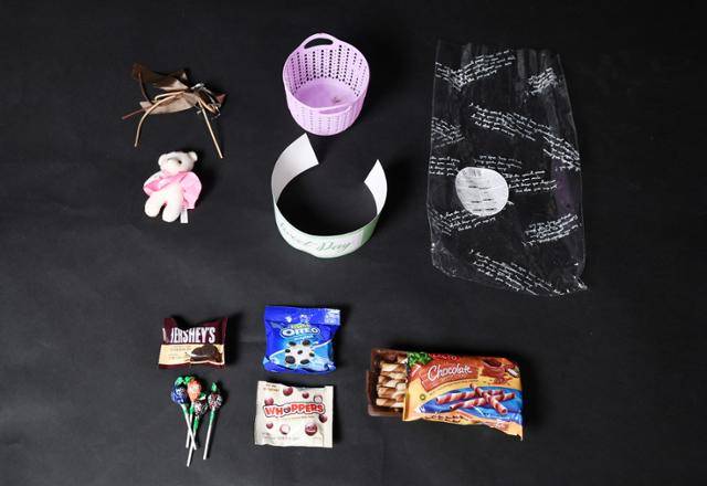 ⑤번 제품의 포장을 풀면 내용물인 과자와 함께 곰인형이 나온다. 환경공단에 따르면 곰인형은 내용물이지만, 선물로 보기엔 품질이 아쉽다. 홍인기 기자