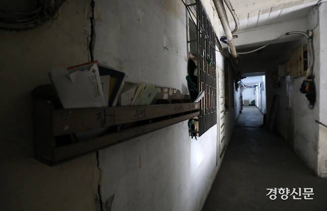 아파트 복도 우편물함에 우편물이 쌓여있다. / 권도현 기자