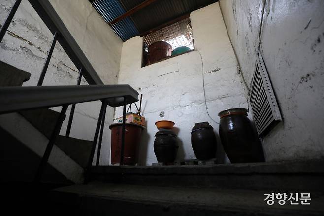 옥상으로 올라가는 계단에 장독대가 놓여있다. / 권도현 기자