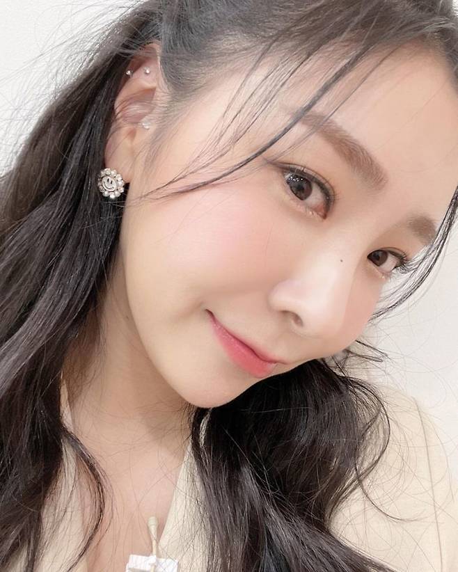 Singer heo chan-mi showed off her goddess beauty even in her hair.Heo Chan-mi posted two photos on his Instagram account on March 17 with the phrase See you later, 8:30 p.m. Korean Foreigner.In the photo, heo chan-mi has a fresh look with half-bundled hair, which has a deep features and sleek jawline and nose that thrilled fans.Yang ji-eun, who saw this, said, Should catch the premiere!! Should catch the premiere!!Heo Chan-mi said, I want to use my sister who I built. In addition, Star Love and Shin Soo-hyun boasted friendship with heo chan-mi.Heo chan-mi debuted to group coeducation; after the group disbanded, he also participated in the TV ship Miss Trot 2 following Mnet Produce 101.